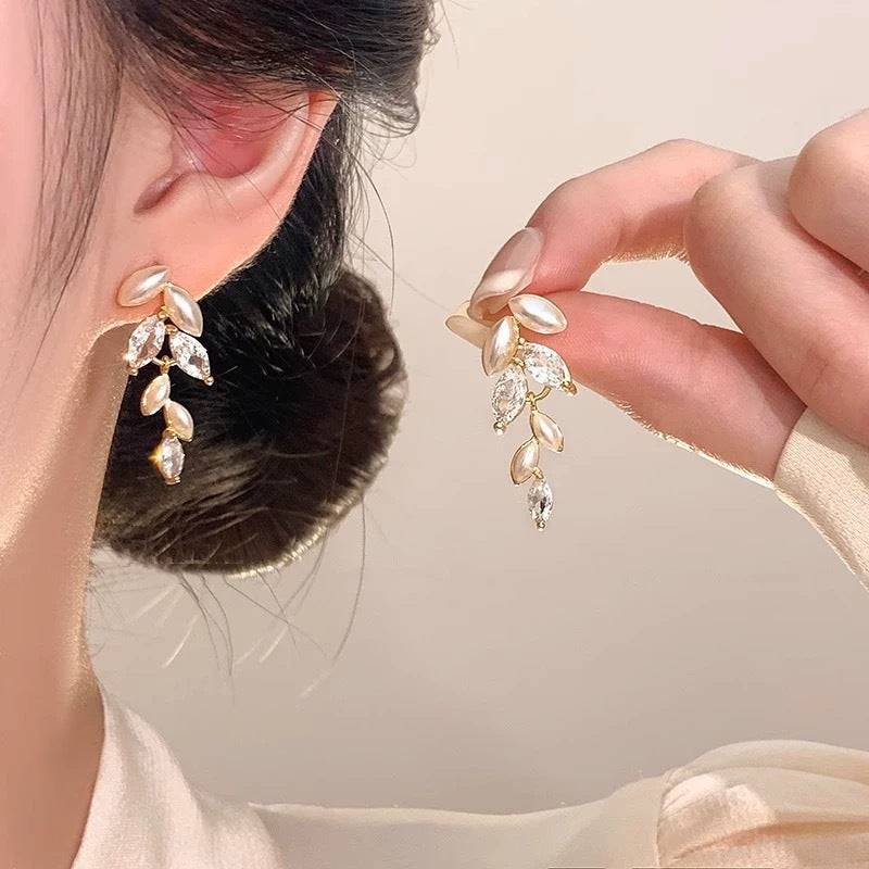 Japanese Style Minimalist Gold Flower Stud Earrings Dainty Elegant Alloy Floral Statement Jewelry For Women Daily Wear
