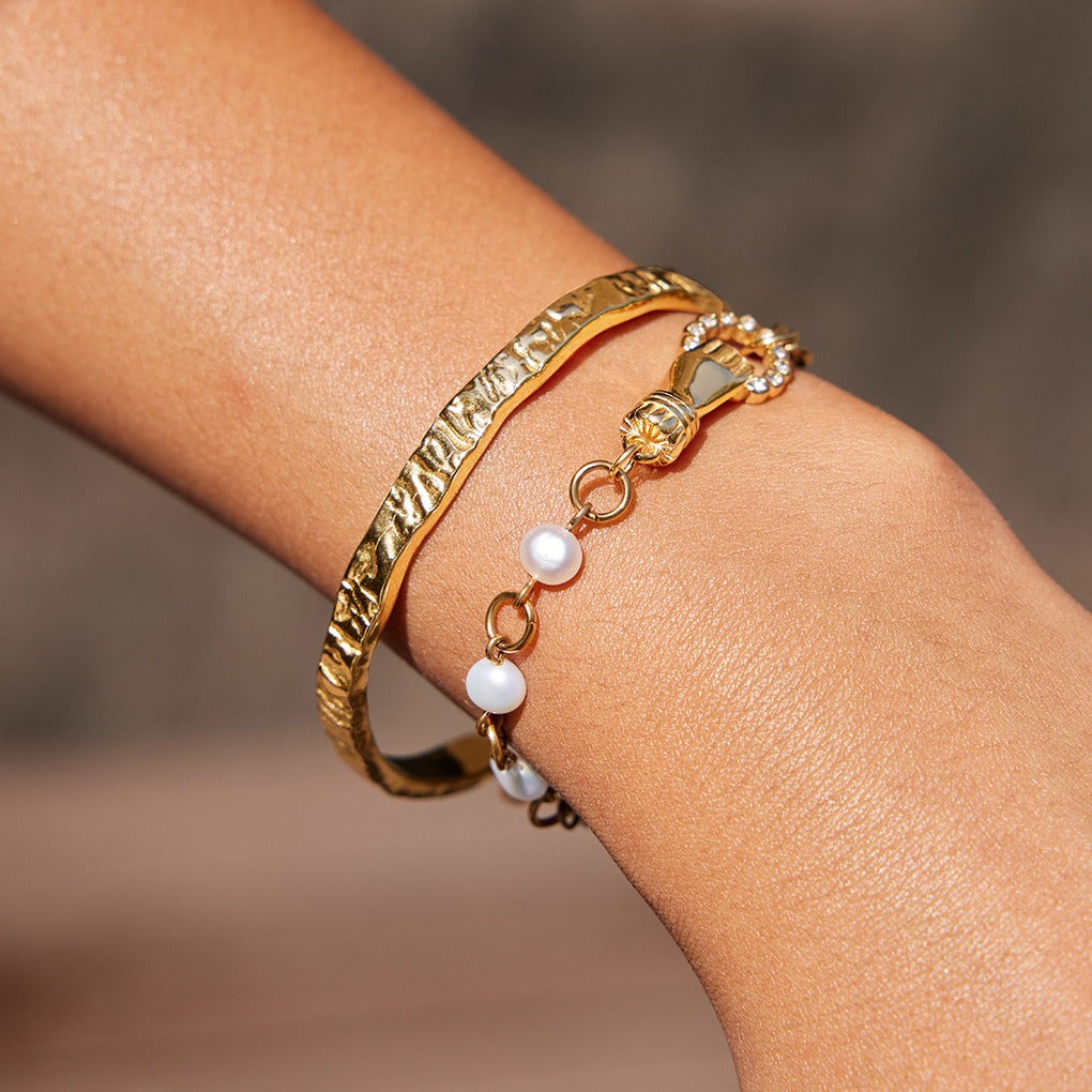 18K gold-plated, lightweight, and luxurious titanium steel bracelet.