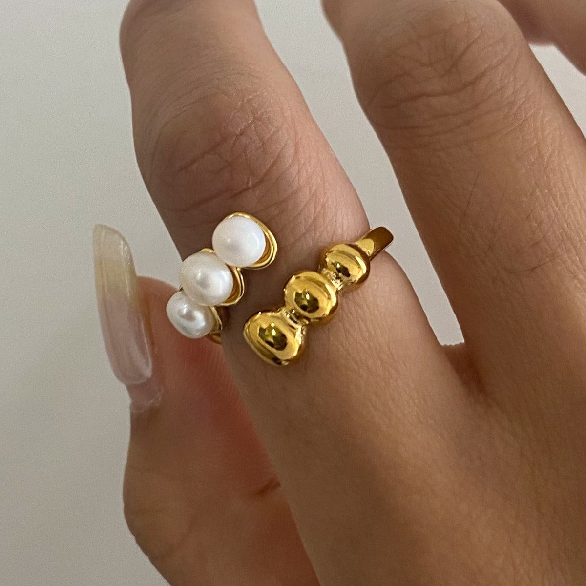 18K gold round bead-shaped pearl inlaid open ring with exquisite design