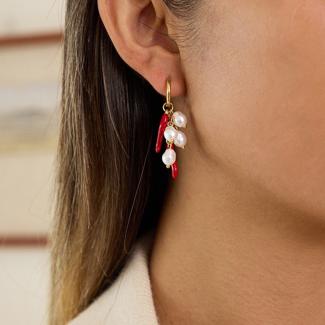 18K gold lightweight luxury and high-end chili pepper and pearl earrings