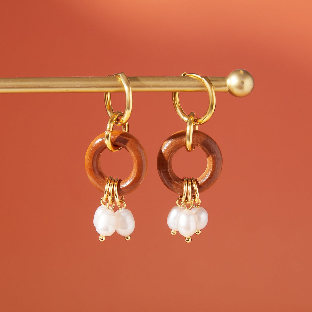 Circle hoop earrings, a luxurious and sophisticated ear jewelry piece.