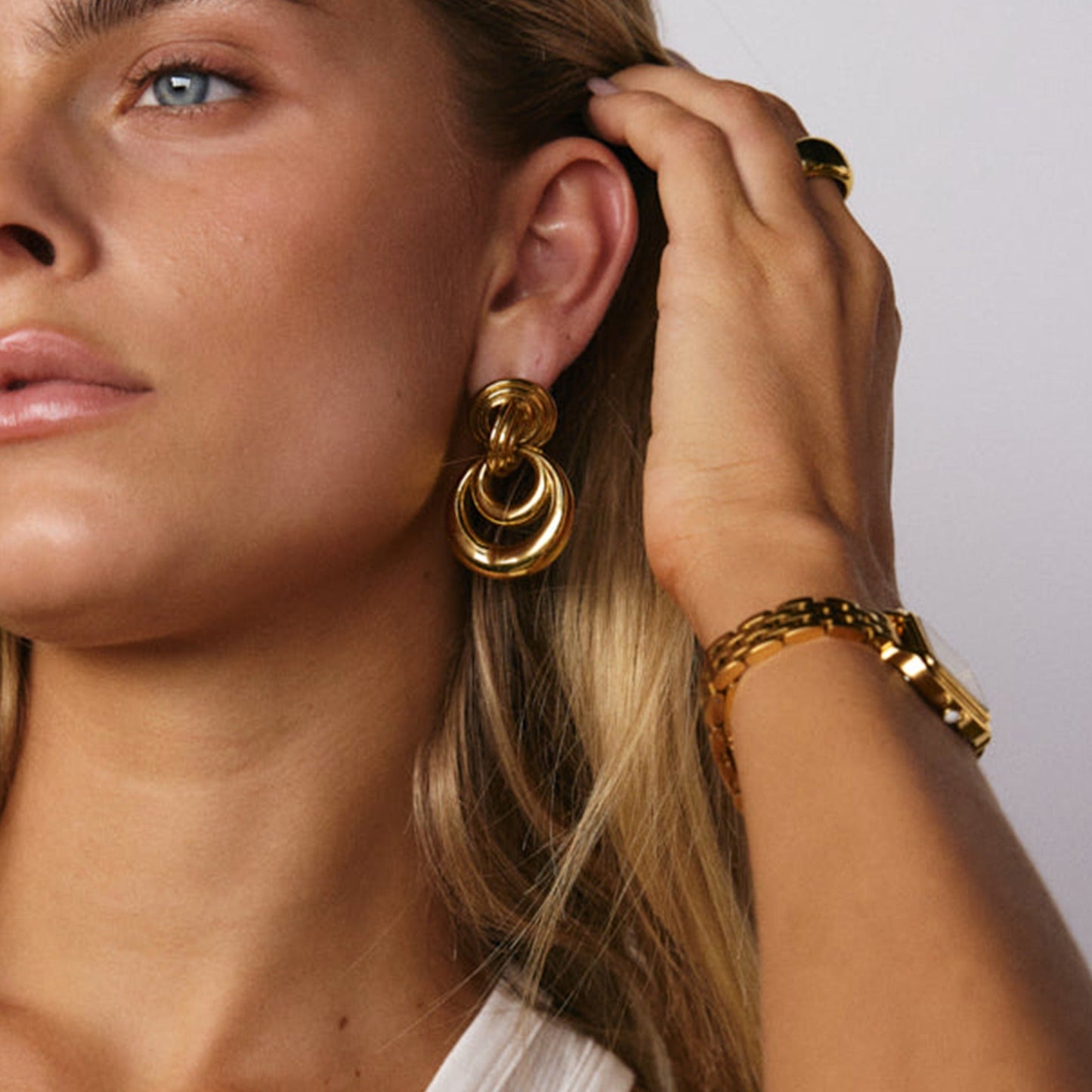 18K gold hollow crescent design classic and fashionable earrings