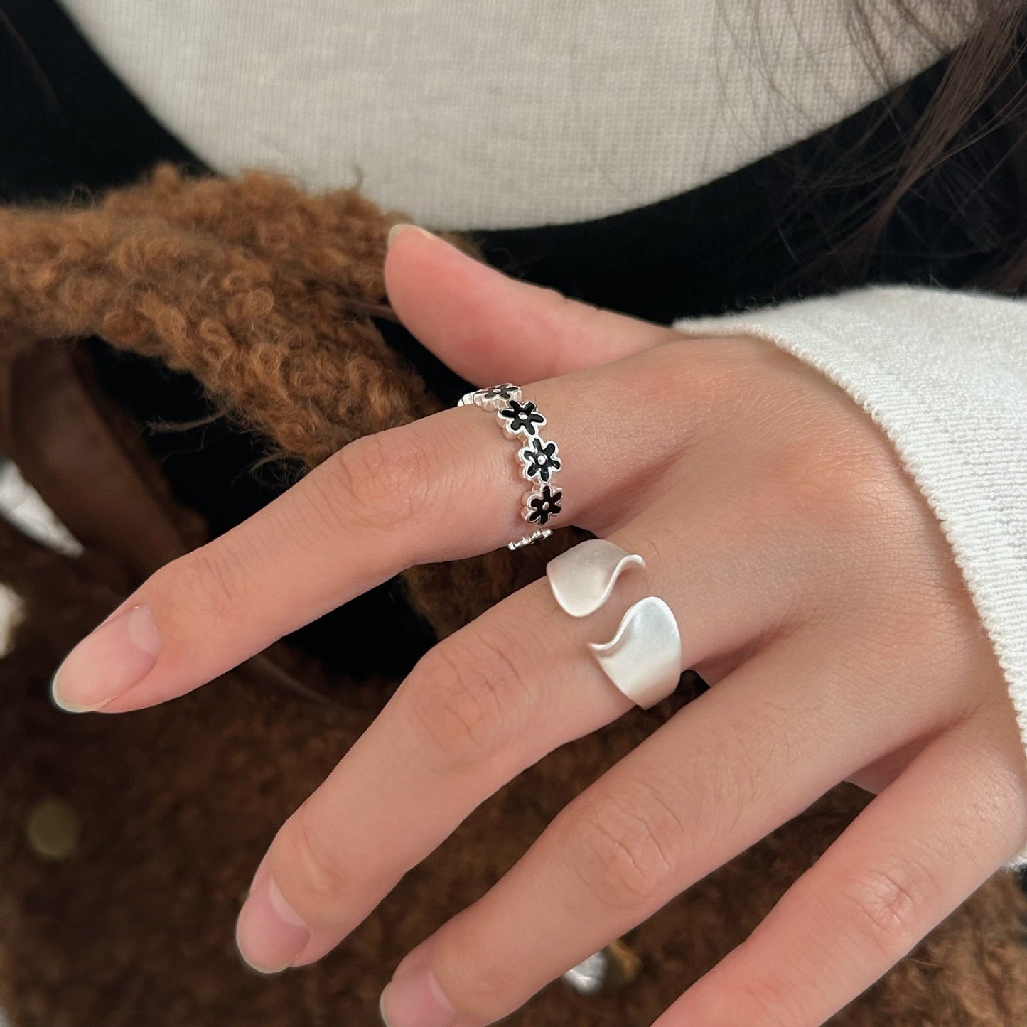 S925 Sterling Silver Niche Black Flower Ring For Women, Cool Tone Frosted Irregular Design, Delicate & Versatile Minimalist Index Finger Ring
