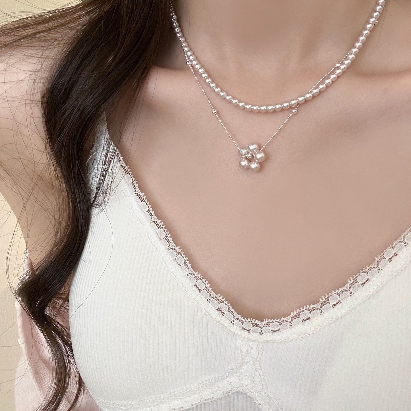 Versatile Layered Pearl Necklace With A Refined Manta Style