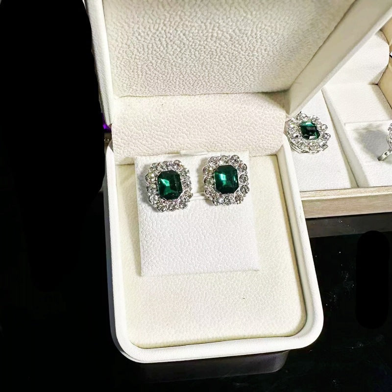 Ultra-shiny Elegant Emerald Set Ring For Women