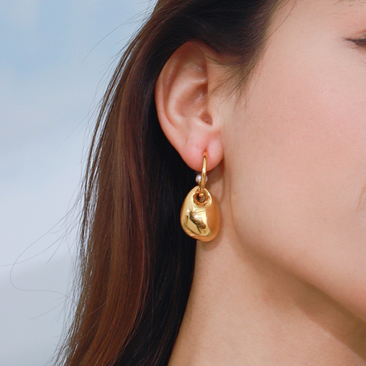 18K gold C-shaped pearl to oval design exquisite and noble earrings