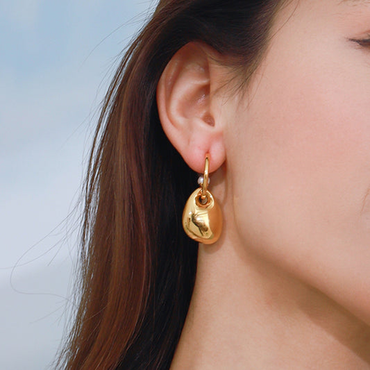 18K gold C-shaped pearl to oval design exquisite and noble earrings