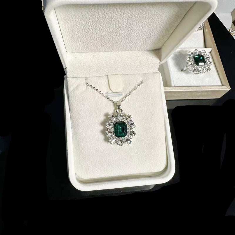 Ultra-shiny Elegant Emerald Set Ring For Women