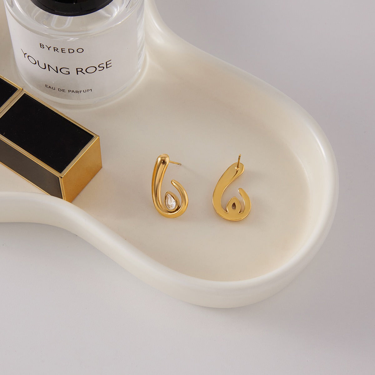 18K gold teardrop-shaped cubic zirconia stud earrings