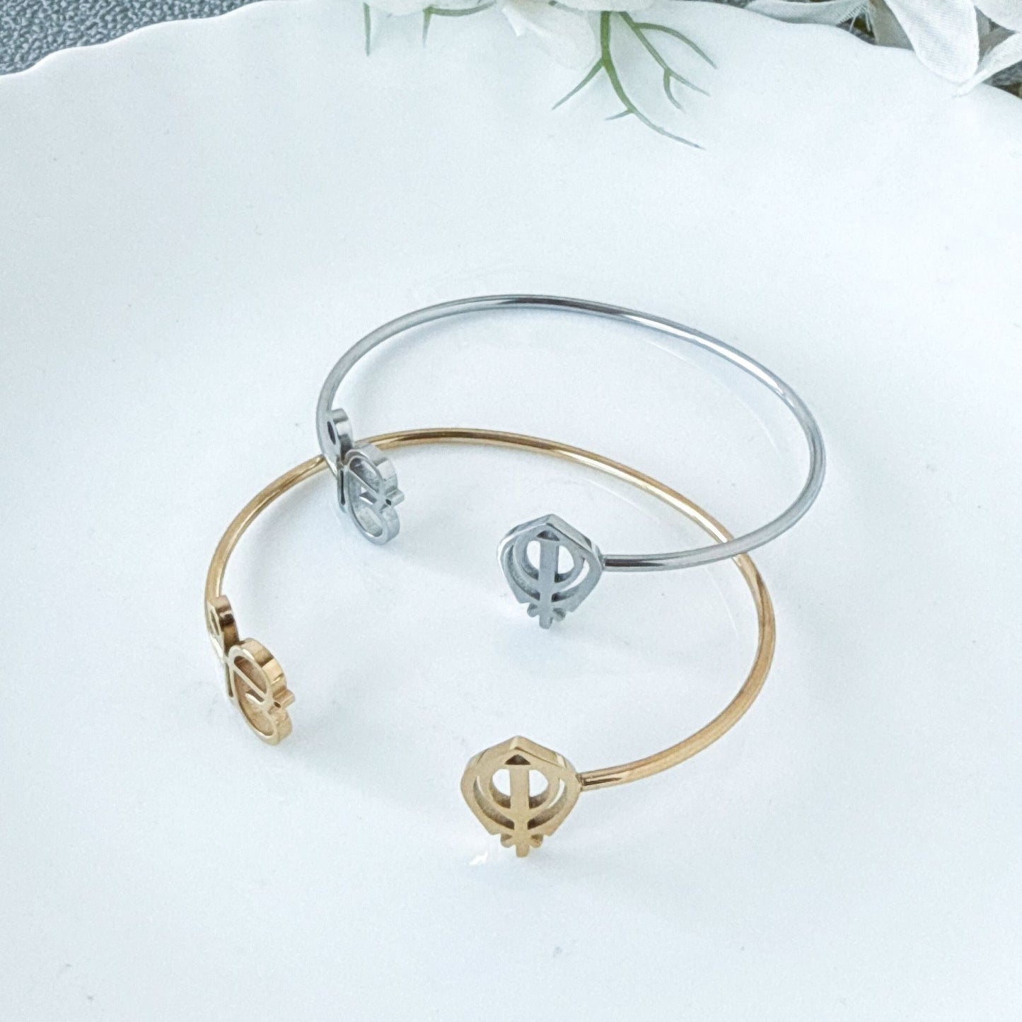 18K gold open-design smooth bangle bracelet