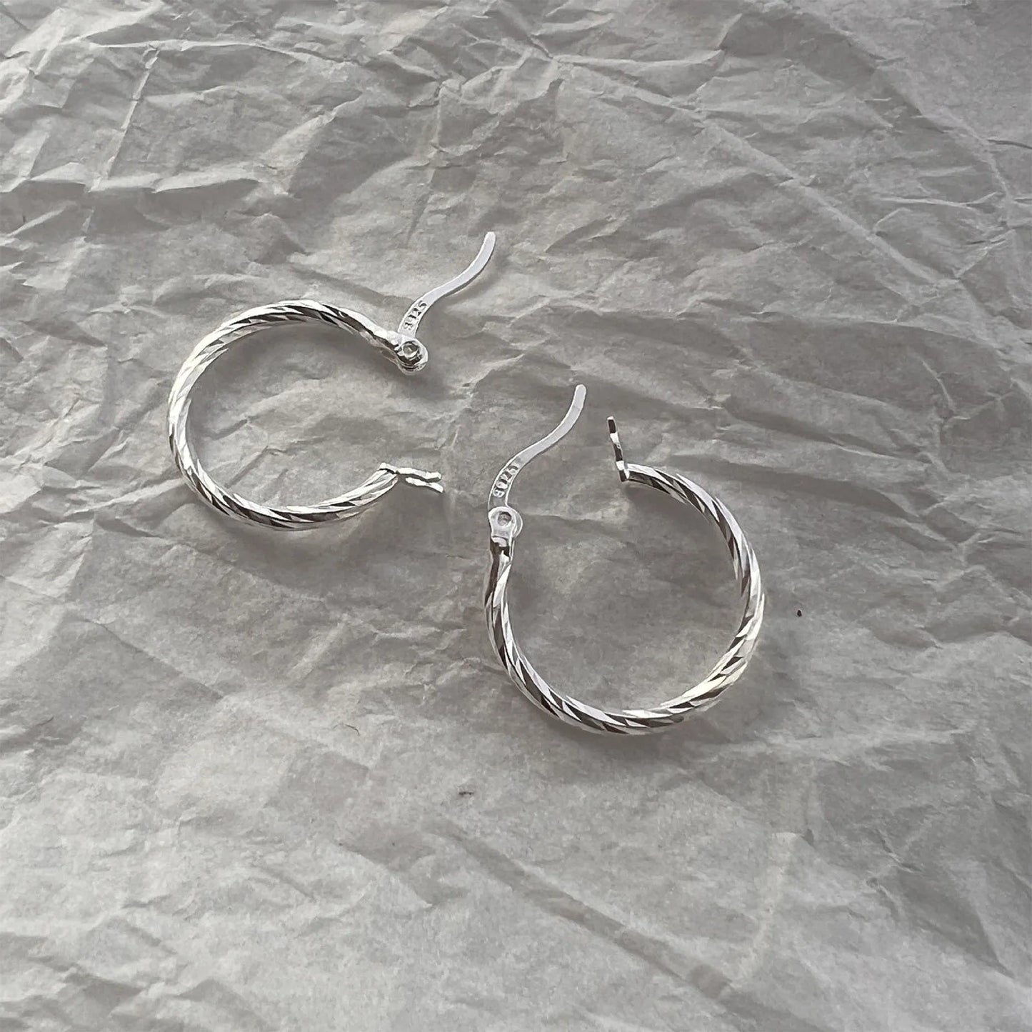 S925 Silver Geometric Twist Circle Earrings Women Elegant Unique Design Korean Versatile Sparkling Flower Modification Ear Studs