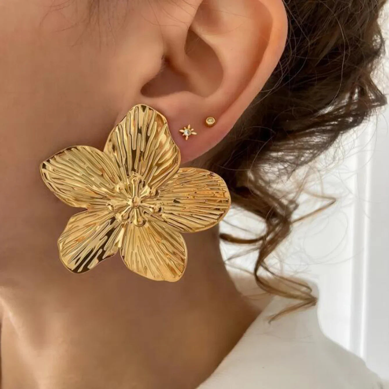 Uworld Hypoallergenic Stylish Vintage Flower Stud Earrings Premium 18k Gold Plated Stainless Steel For Women Party сережки женск