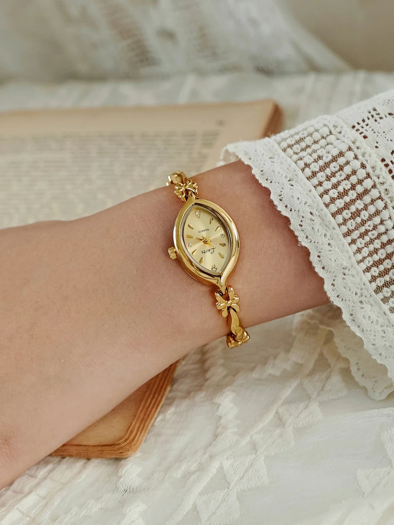 1 Piece of New French Retro Gold Small Dial Women's Watch, Fashionable, Simple, Luxurious, Elegant, Compact and Waterproof Bracelet, Women's Quartz Watch, Suitable for Decorative Wrists for Daily Wear, Dinner and Other Occasi