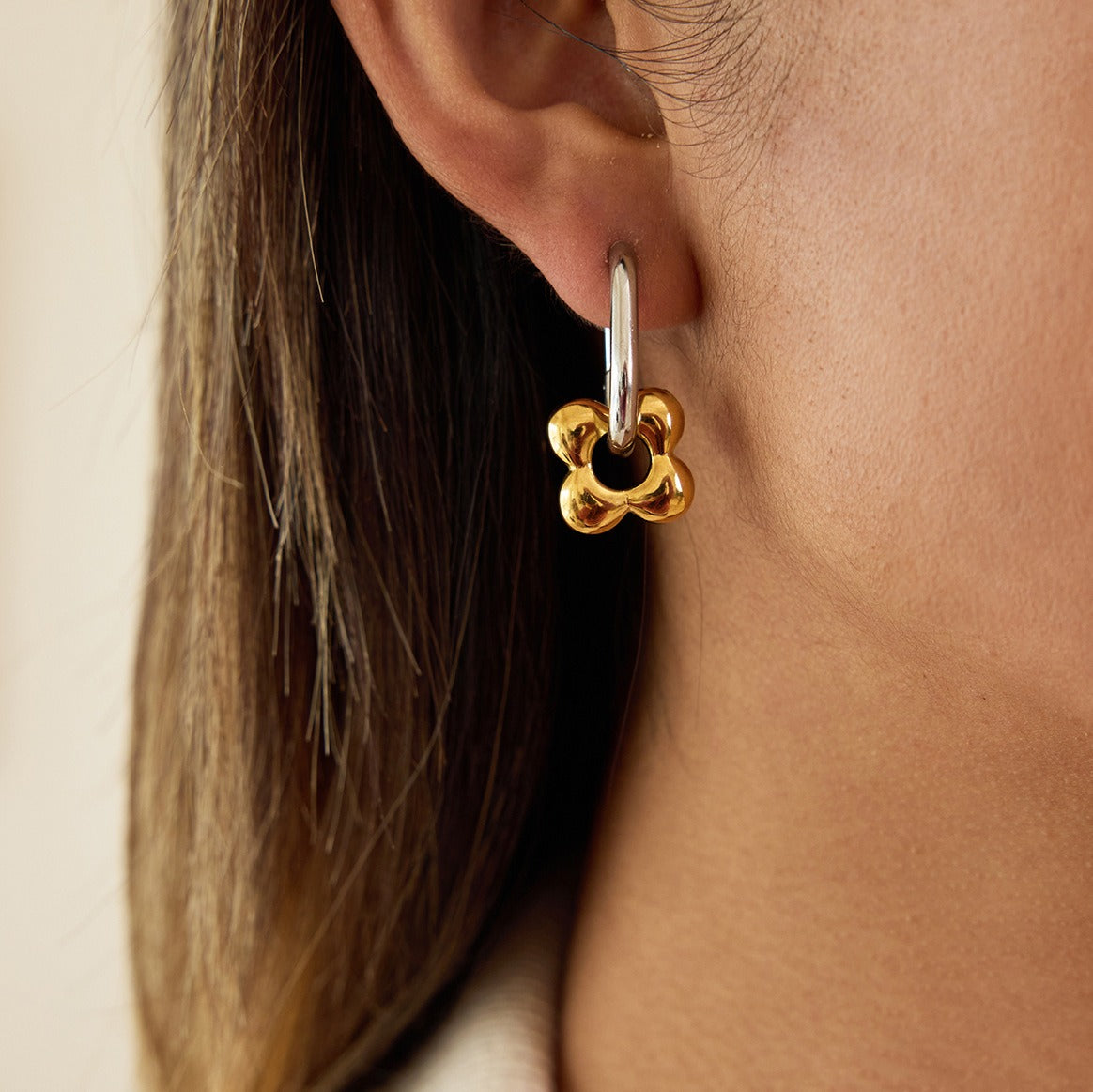 18K gold lightweight luxury high-end flower hoop earrings