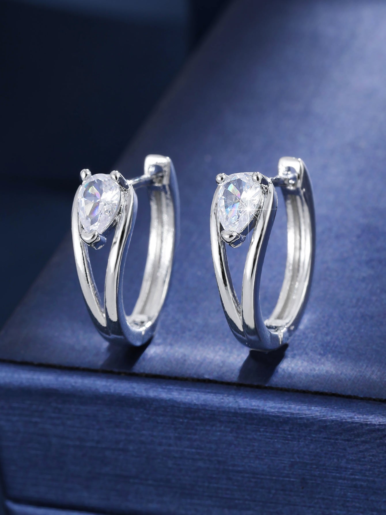 Simple And Stylish Water-drop Double-twist Ear Clips For Women