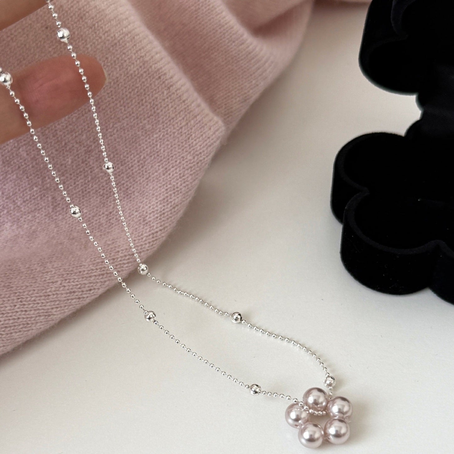 Versatile Layered Pearl Necklace With A Refined Manta Style